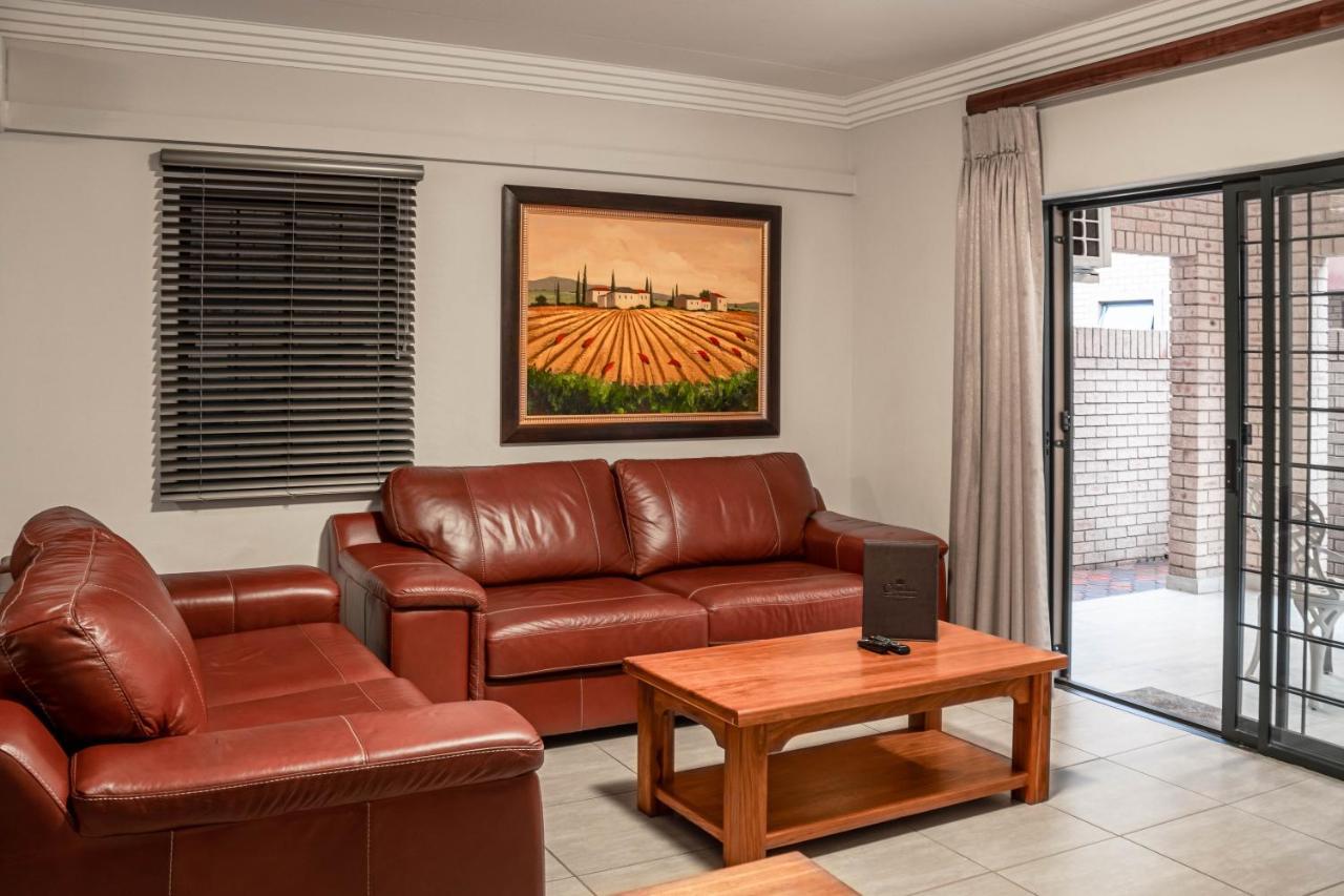 Camelot Guest House & Apartments Potchefstroom Exterior foto