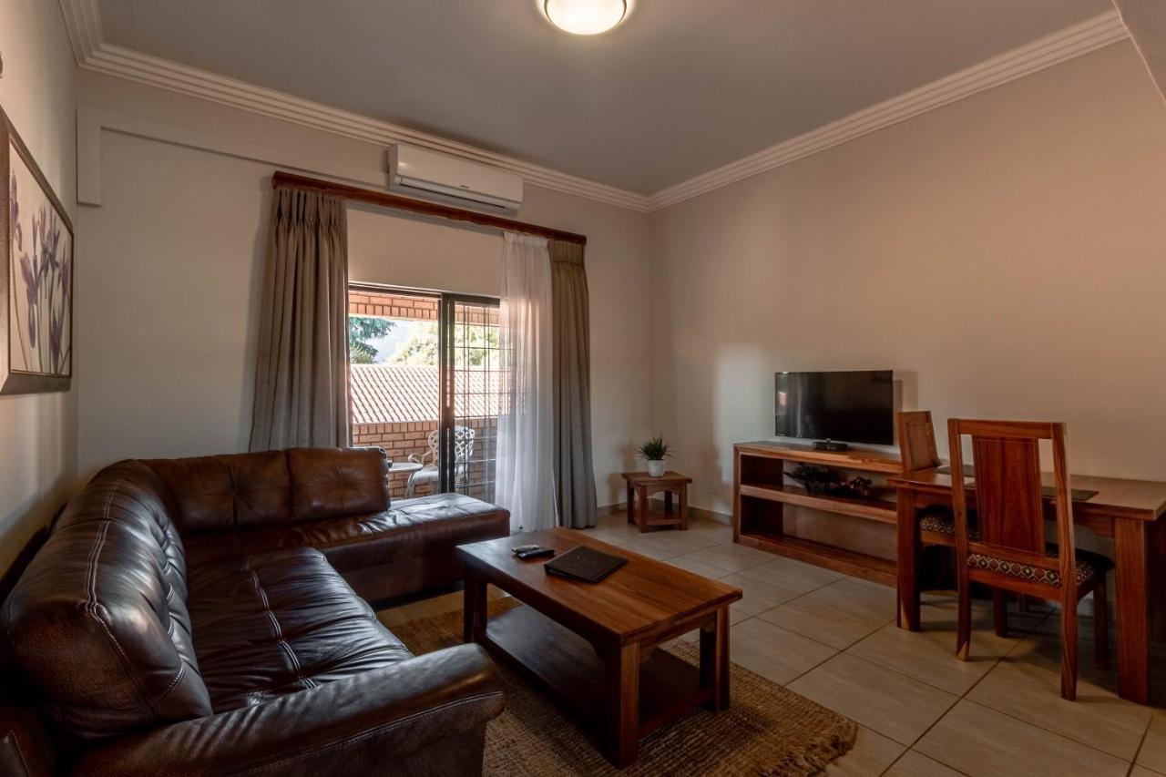 Camelot Guest House & Apartments Potchefstroom Exterior foto