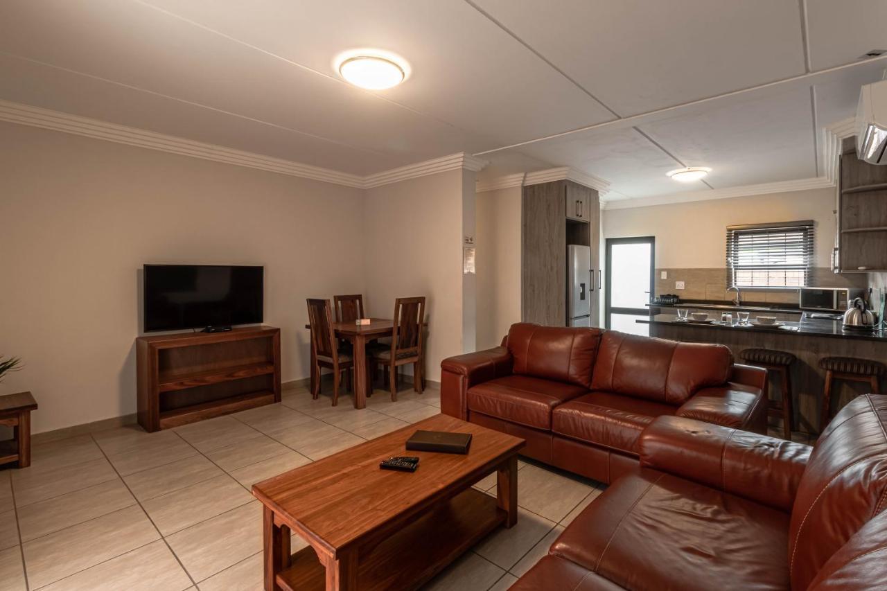 Camelot Guest House & Apartments Potchefstroom Exterior foto
