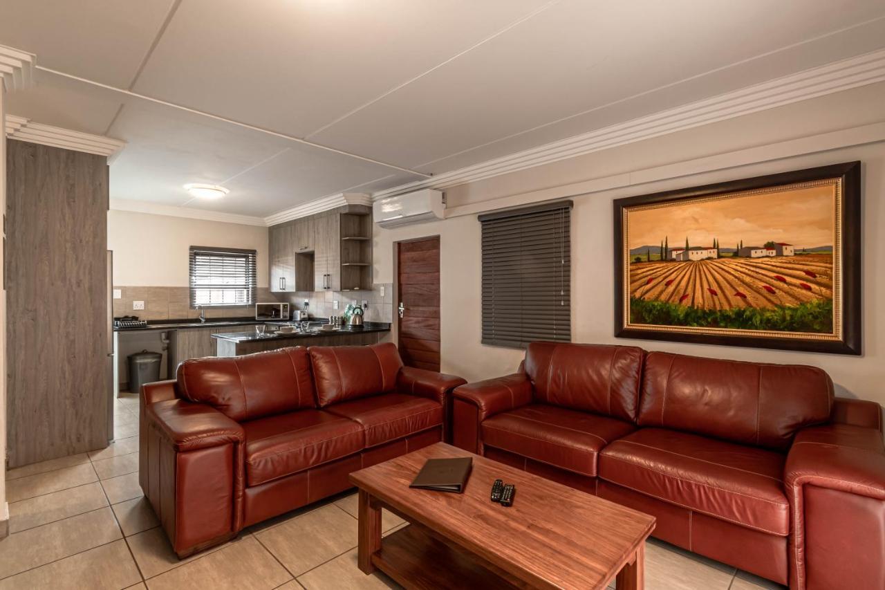 Camelot Guest House & Apartments Potchefstroom Exterior foto