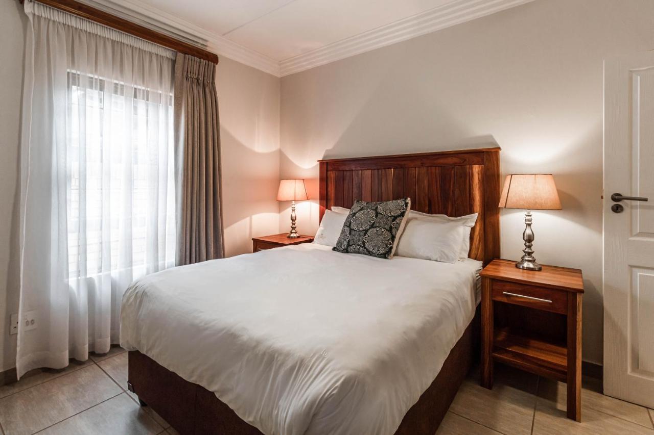 Camelot Guest House & Apartments Potchefstroom Exterior foto