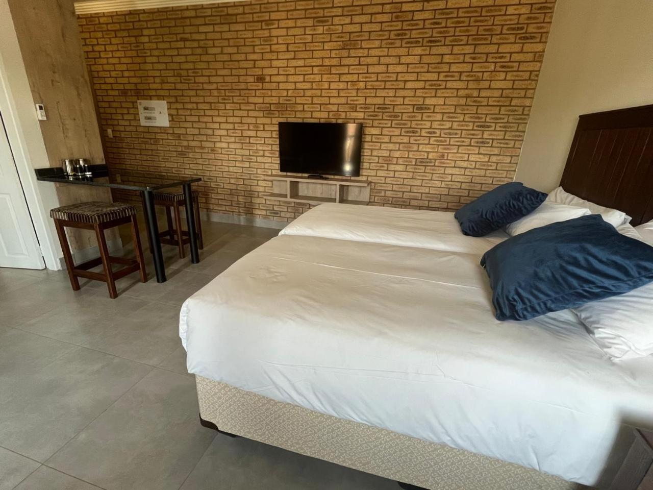Camelot Guest House & Apartments Potchefstroom Exterior foto