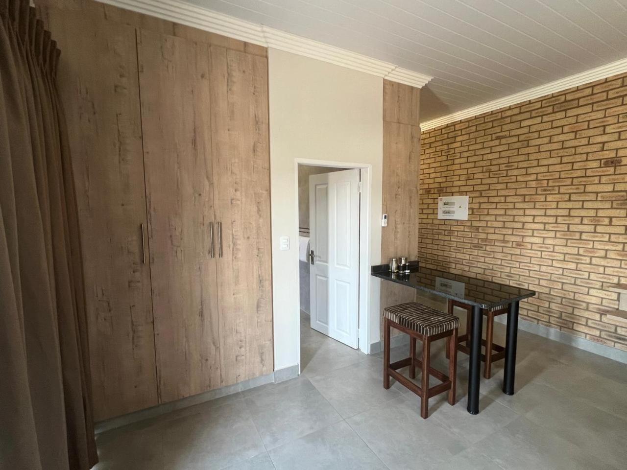 Camelot Guest House & Apartments Potchefstroom Exterior foto
