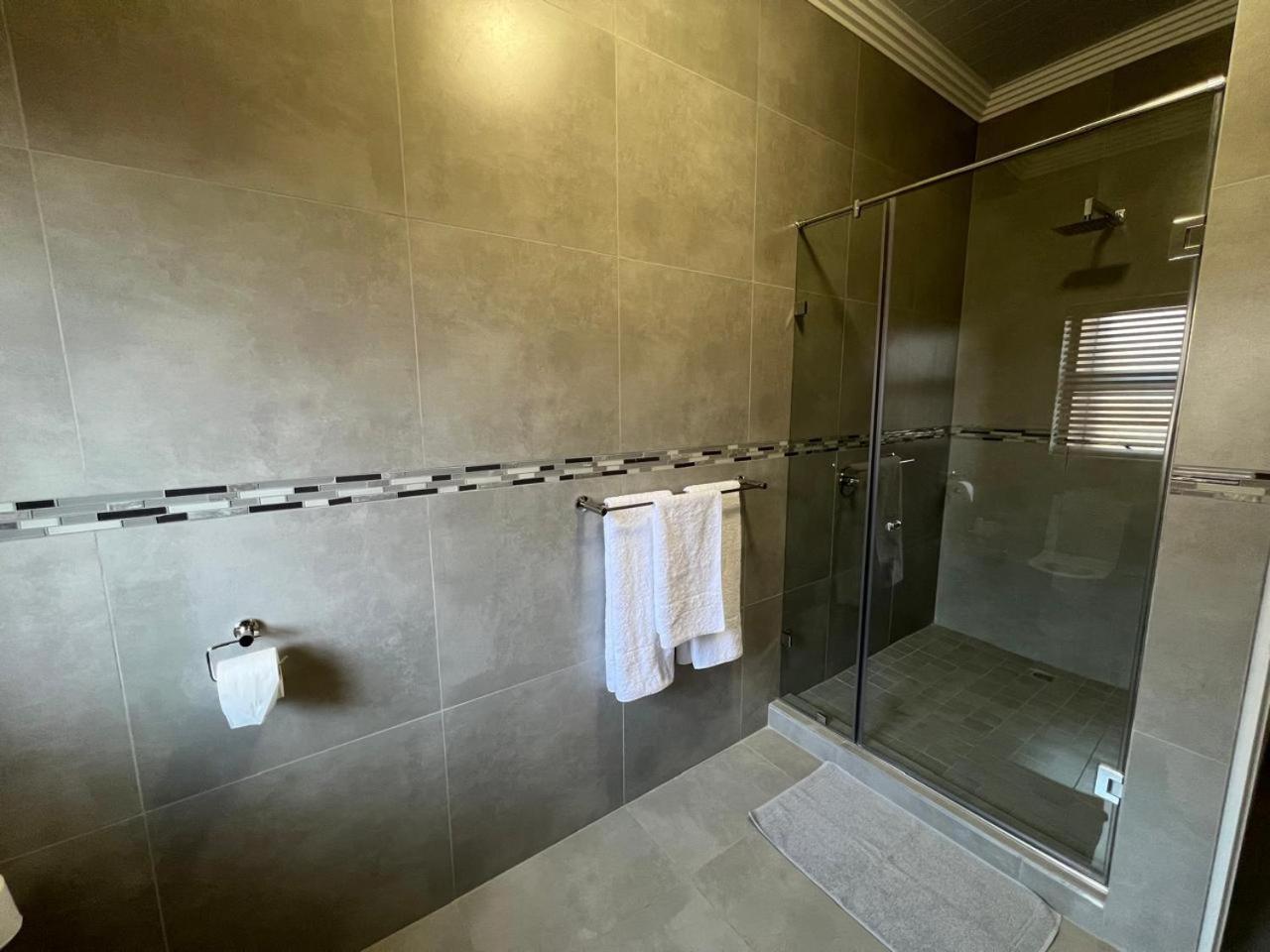 Camelot Guest House & Apartments Potchefstroom Exterior foto