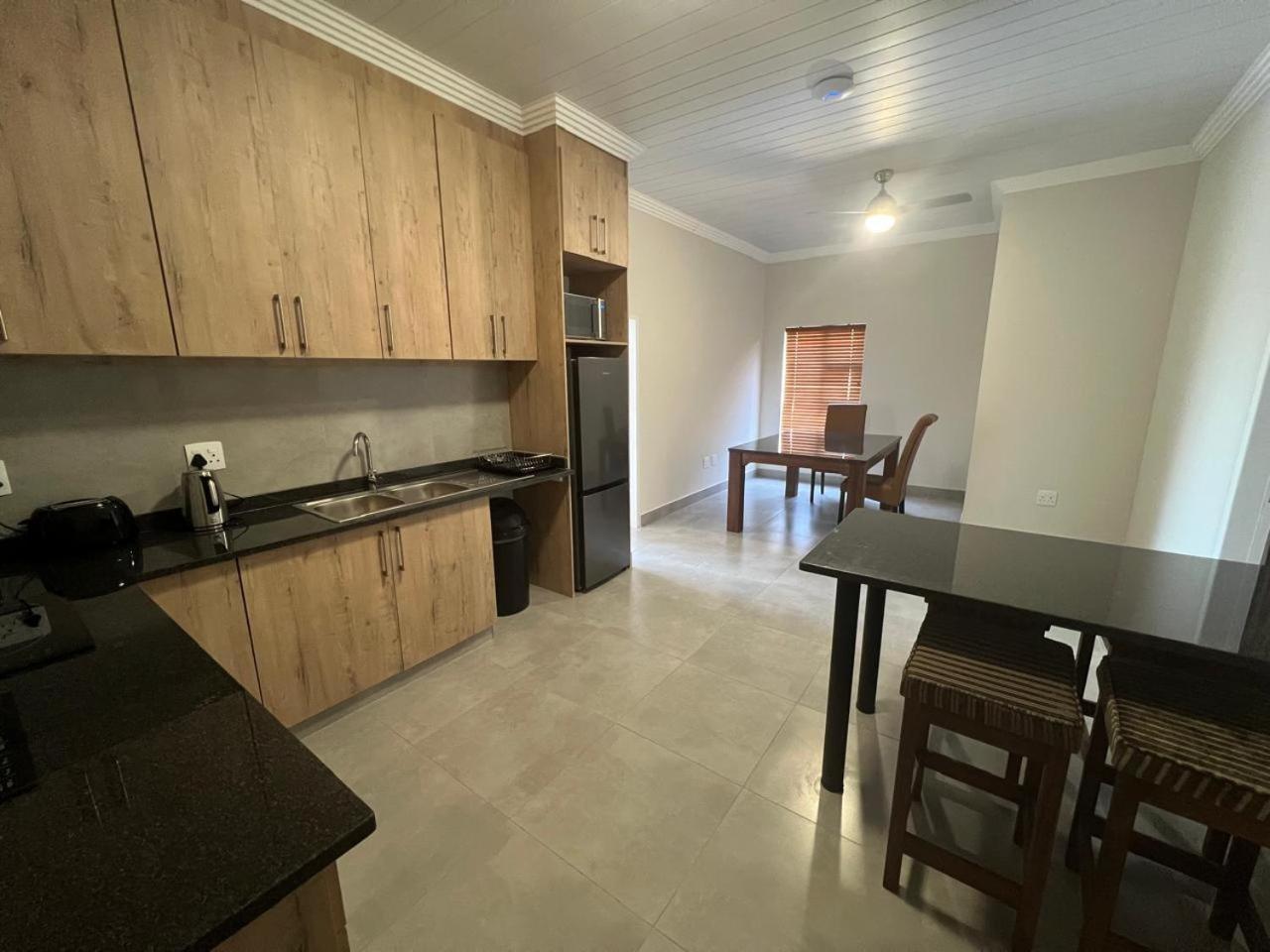 Camelot Guest House & Apartments Potchefstroom Exterior foto