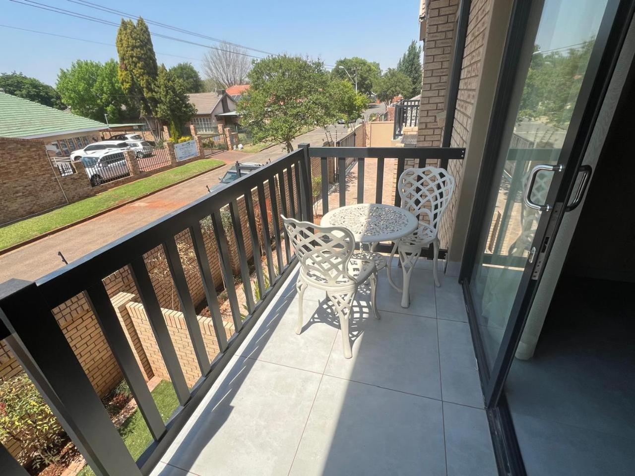 Camelot Guest House & Apartments Potchefstroom Exterior foto