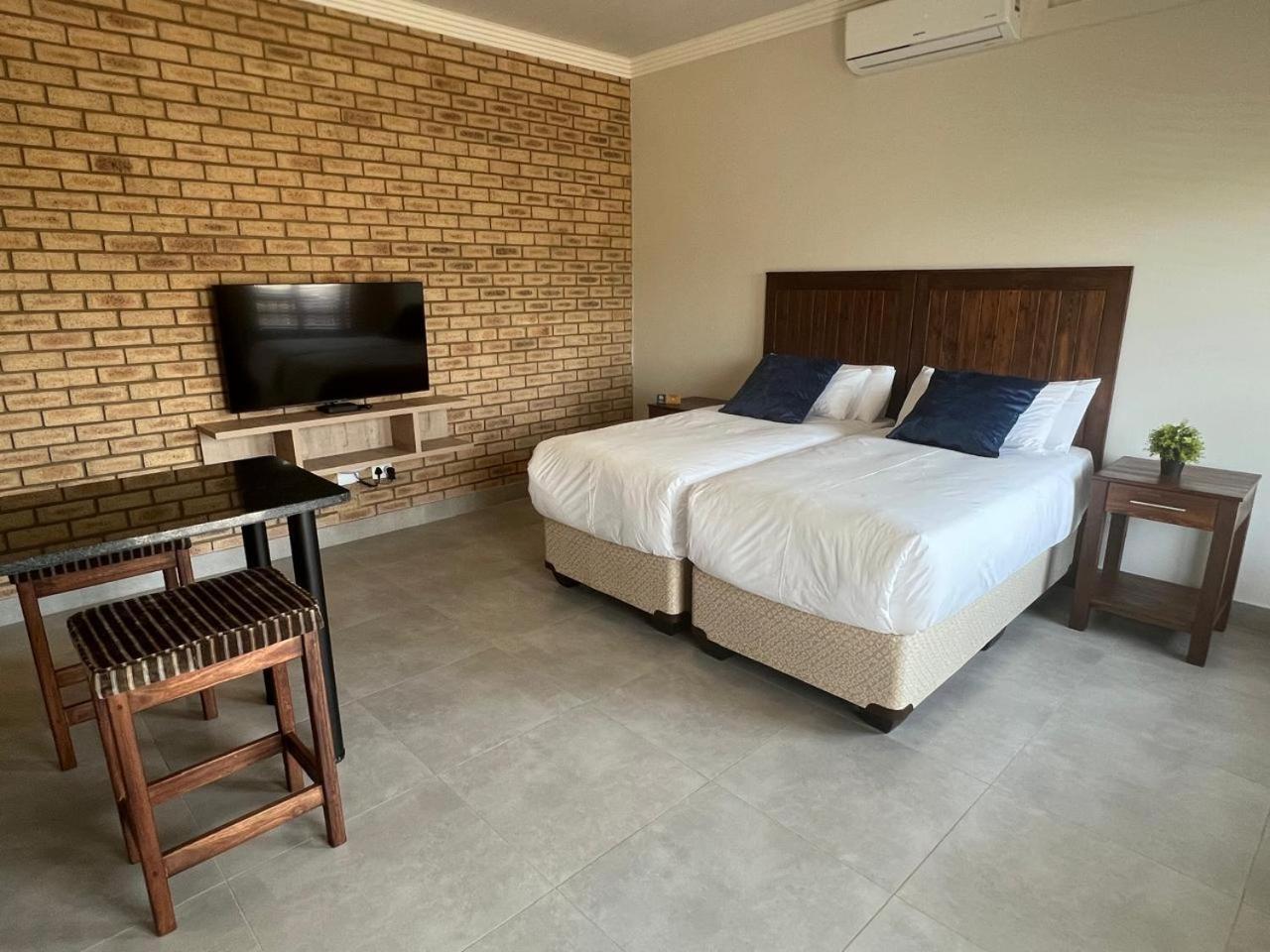 Camelot Guest House & Apartments Potchefstroom Exterior foto