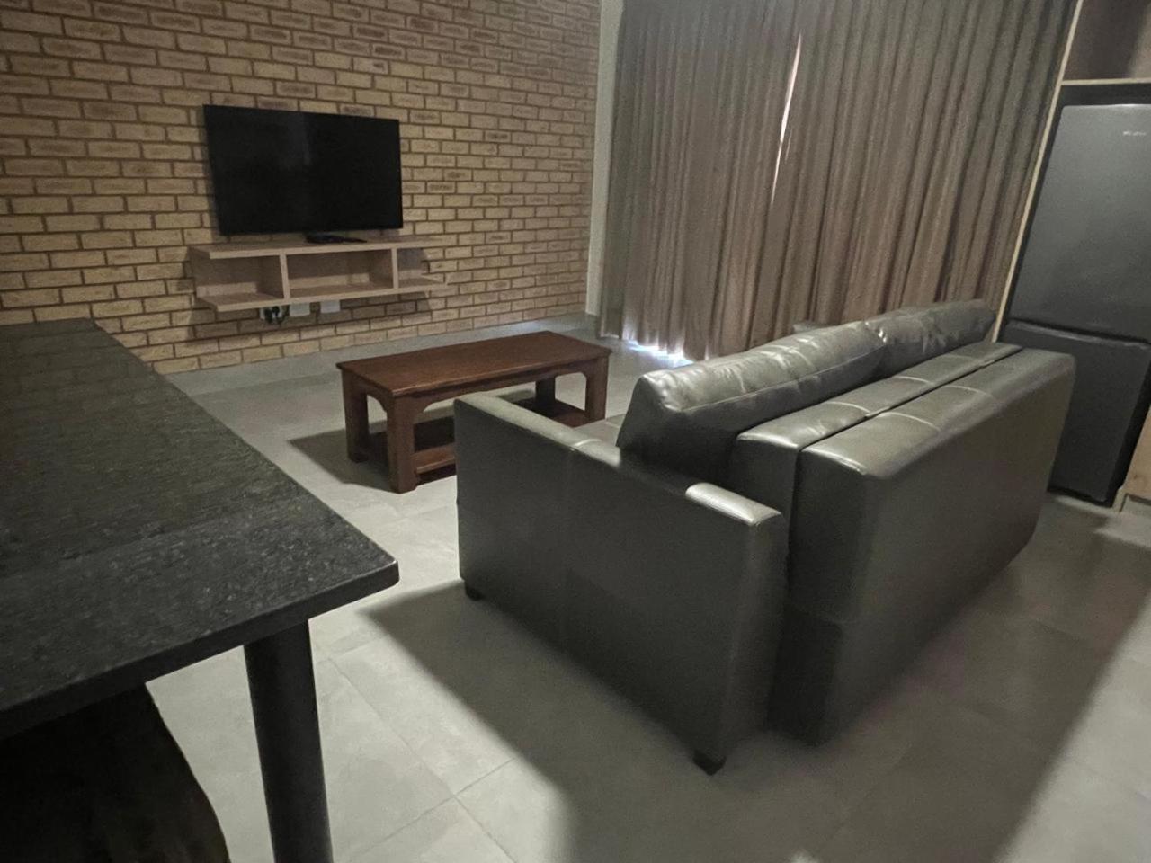 Camelot Guest House & Apartments Potchefstroom Exterior foto