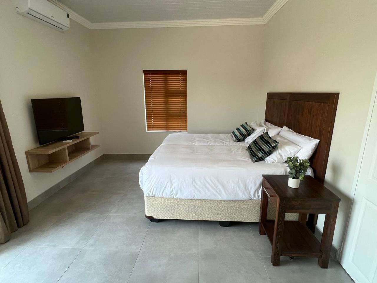 Camelot Guest House & Apartments Potchefstroom Exterior foto